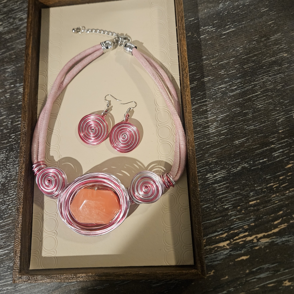 ***NWOT***Gorgeous Pink Spiral Wire Necklace Set